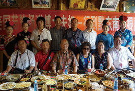 美国苗族杨道博士夫妇与阿才合影