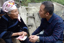 阿才在方祥乡格头村帮助困难户
