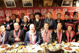 美国苗族同胞侯风议员一行和袁刚县长在侯家庄合影